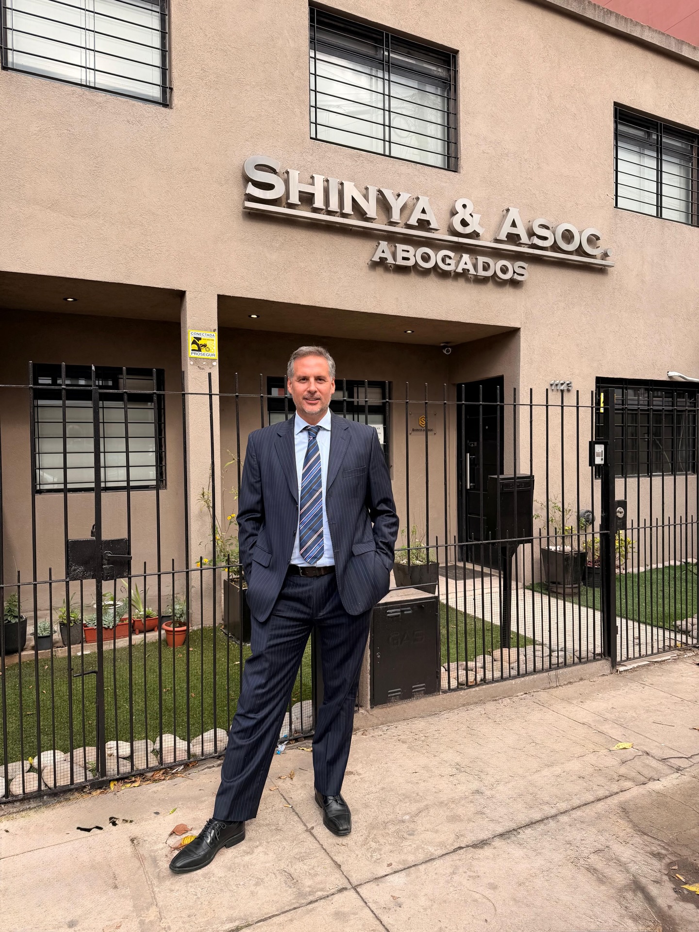 Dr. Shinya frente al estudio